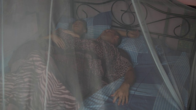 一个女人和一个男人睡在床上视频下载