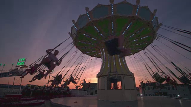 日落时分新泽西州海洋城的游乐园秋千。视频下载