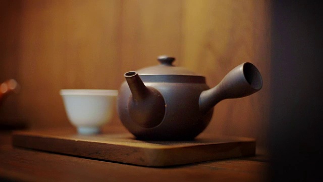 木制背景的日本传统茶具。视频素材
