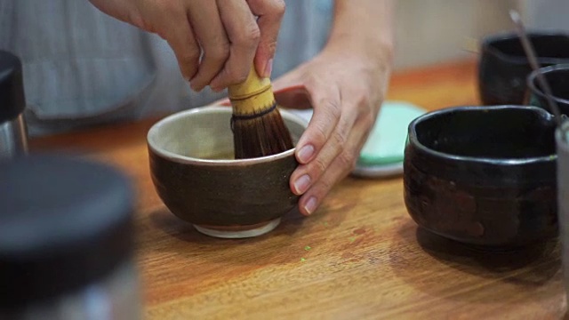 传统的竹制抹茶搅拌器。视频素材