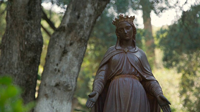 公园里的圣母像。FullHD视频下载