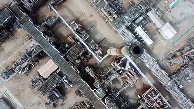航拍:炼油厂俯视图视频素材