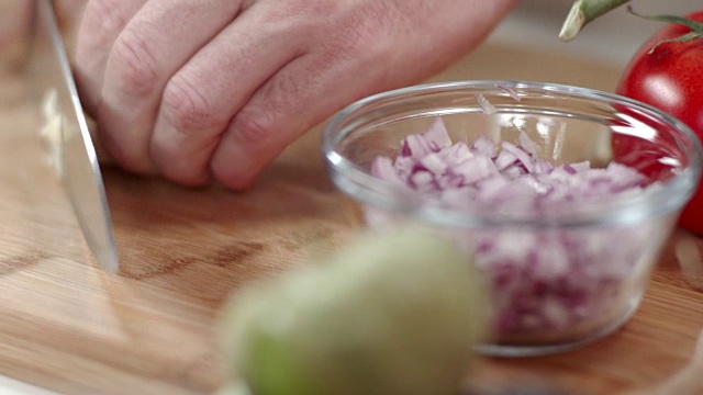 厨师用菜刀切蒜瓣视频素材