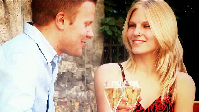 浪漫迷人的情侣喝香槟视频下载
