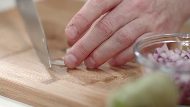 厨师用菜刀切碎蒜瓣视频素材