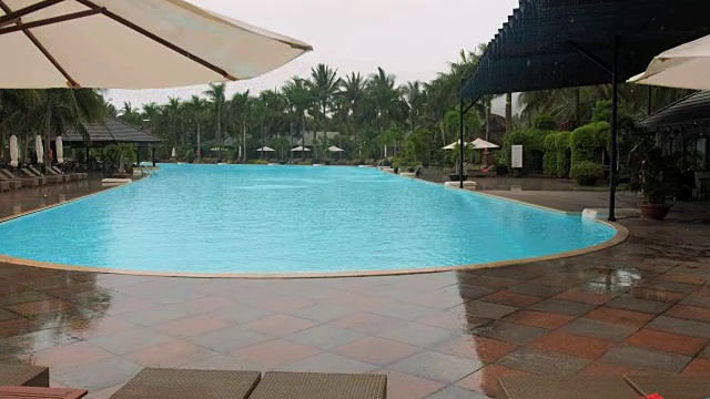 大雨落在豪华酒店的游泳池上视频下载