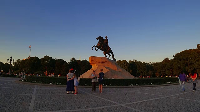 彼得第一纪念碑(彼得伟大)或青铜骑士的时间流逝。圣彼得堡。许多游客在纪念碑周围游览视频下载