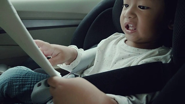 乘坐家庭汽车旅行的孩子们视频素材