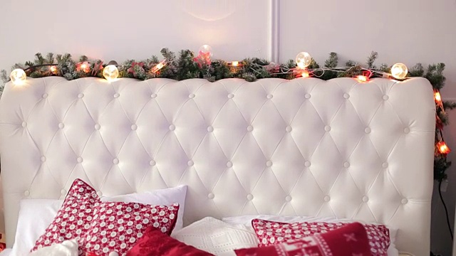 为圣诞节装饰卧室的床。视频素材