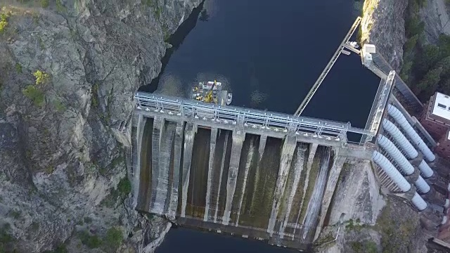 俯视图倾斜的哥伦比亚河上的一个大坝在斯波坎华盛顿视频下载