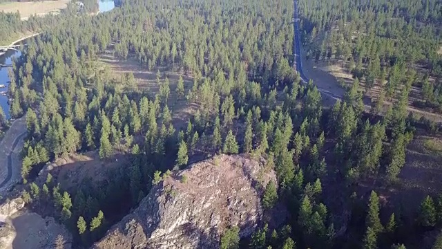 华盛顿州斯波坎市哥伦比亚河沿岸的树木和乡村的空中倾斜视频下载