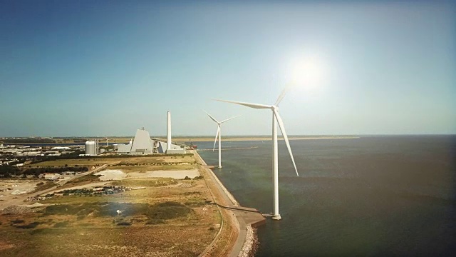 风力涡轮机和燃煤电厂视频素材