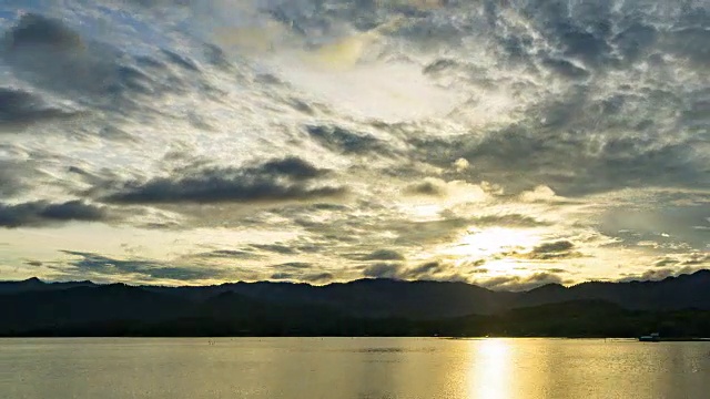 美丽的日出越过山脉和湖泊，一天到日出的时间流逝视频素材