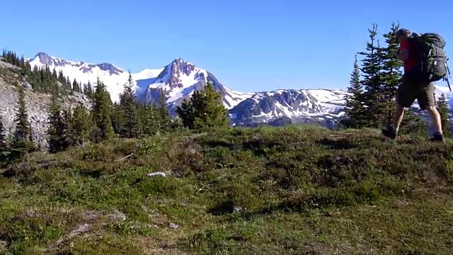 跟随一个徒步旅行者在令人惊叹的高山风景视频素材