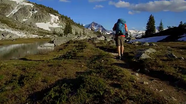 跟随一个徒步旅行者在令人惊叹的高山风景视频素材