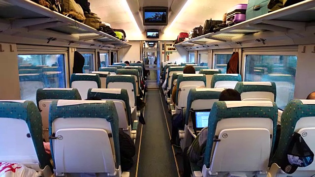 拍摄于西班牙高速列车的火车车厢。视频下载