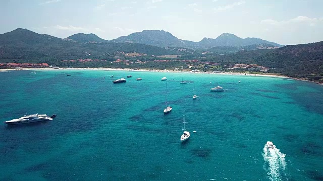 鸟瞰图翡翠和透明的地中海与白色的海滩和一些游艇。翡翠海岸(翡翠海岸)，撒丁岛，意大利。视频素材