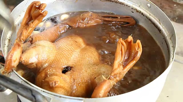 煮鸭用酱汁煮鸭，做炖鸭，中国菜或泰国菜视频下载