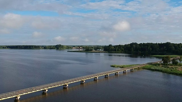 夏湖与木桥，鸟瞰图视频素材