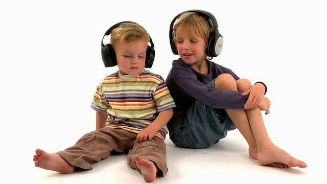 听音乐的孩子们视频素材