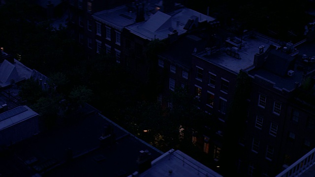 WS PAN TD晚上的城市天际线/纽约，美国视频素材