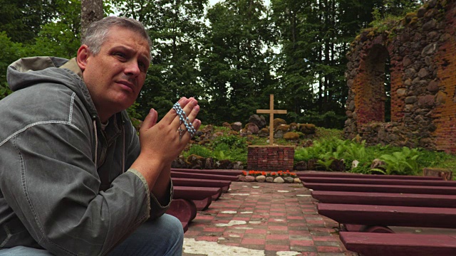 在教堂废墟中祈祷的人视频下载