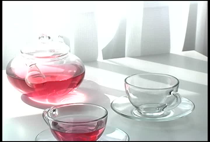 日本妇女在窗边倒茶，工作室，福冈，日本草药茶视频素材