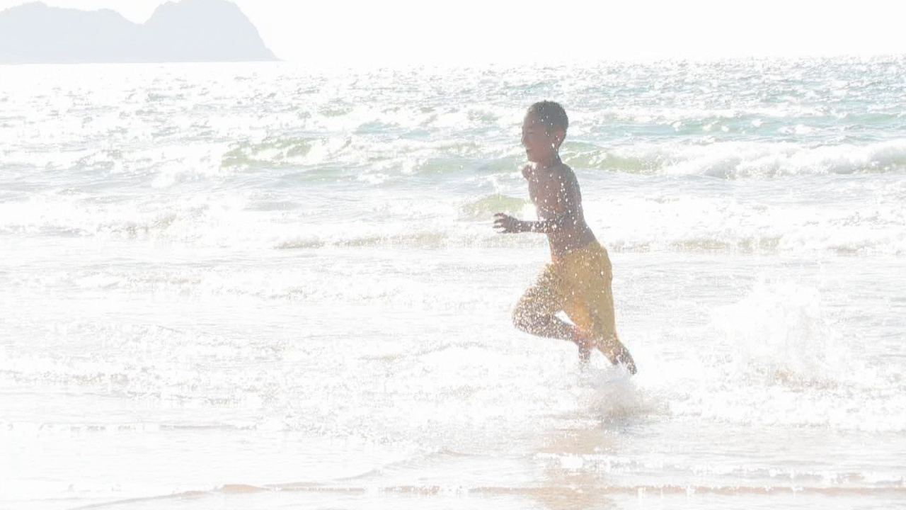 男孩在岸上奔跑视频素材