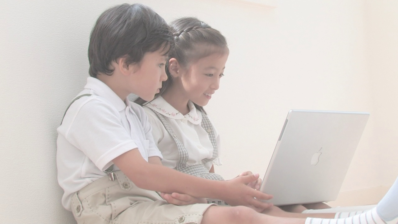 男孩和女孩在用电脑视频素材