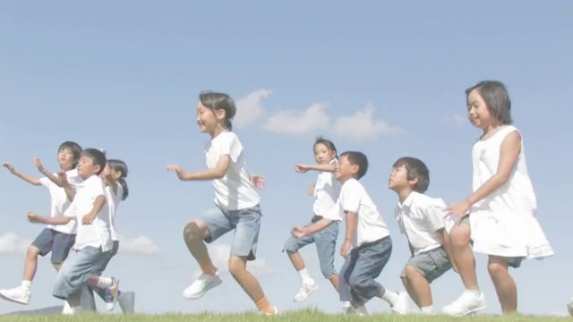 男孩和女孩跑步跳跃视频素材