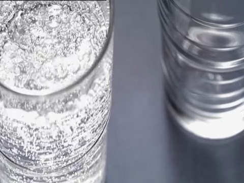 将苏打水倒入玻璃杯的高架景观(档案大小:240mb)视频素材