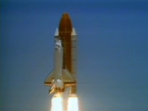 航天飞机飞行，连接外部燃料箱和火箭助推器视频下载