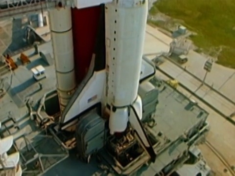 发射平台上的航天飞机显示龙门脚手架，外部燃料箱和火箭助推器视频下载