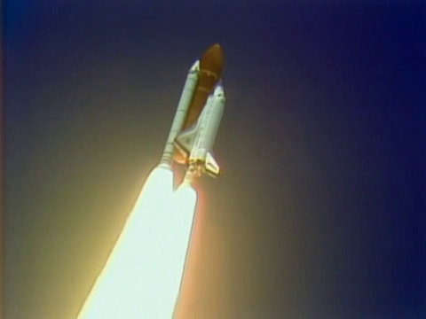 航天飞机在飞行中，与火箭助推器和外部燃料箱相连视频下载