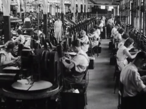 在工厂工作的男人和女人视频下载