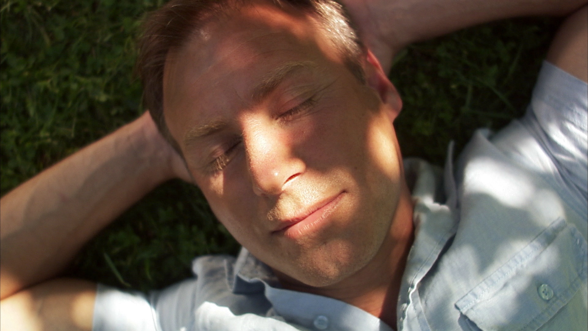 男子在瑞典的草坪上休息。视频素材