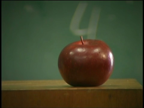 教室里苹果的倾斜视频下载