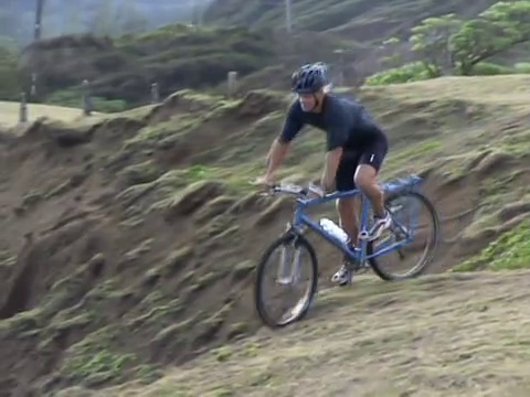 男人骑山地自行车视频下载