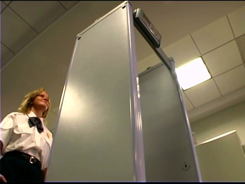 旅客通过机场的金属探测器视频下载