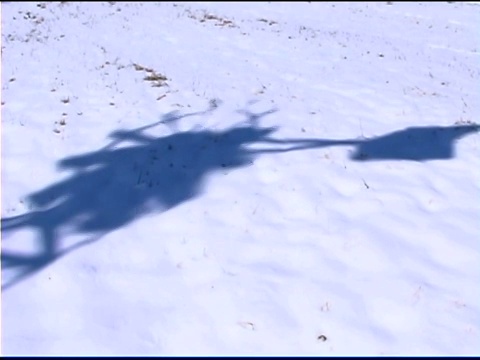 雪上风车的影子视频素材