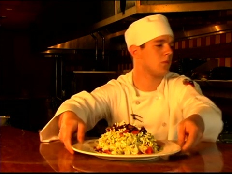厨师在餐厅厨房里做沙拉视频下载