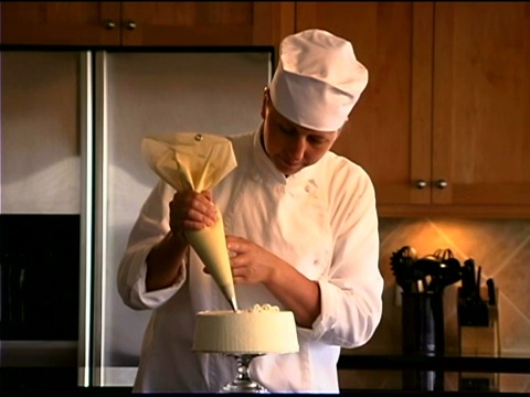 厨师用糖衣装饰蛋糕视频下载