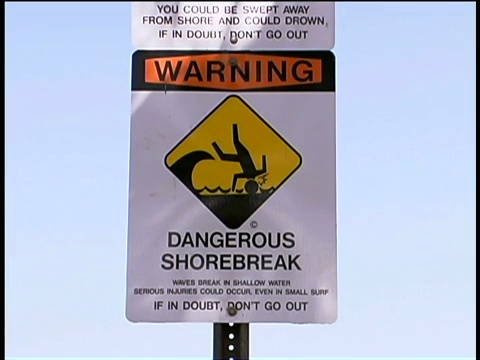放大海滩上的警告标志视频下载