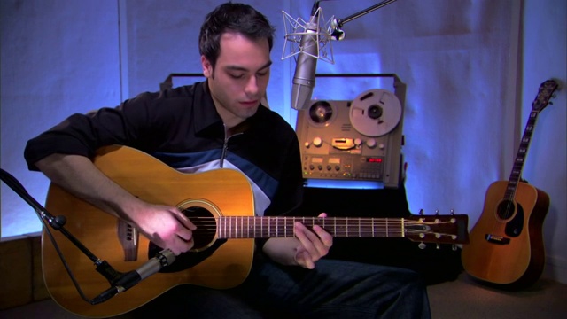 一个人在录音棚里弹吉他唱歌视频下载