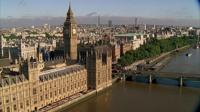 威斯敏斯特宫空中宫殿、大本钟、泰晤士河和威斯敏斯特桥上的交通通道/英国伦敦视频素材