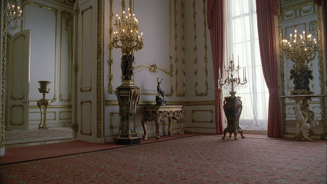 英国，伦敦，白金汉宫，配有吊灯的优雅房间视频素材