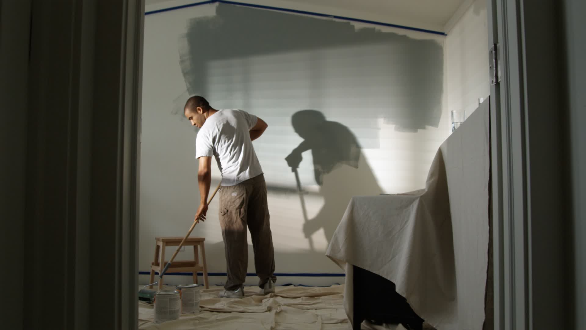 粉刷卧室的男人视频素材