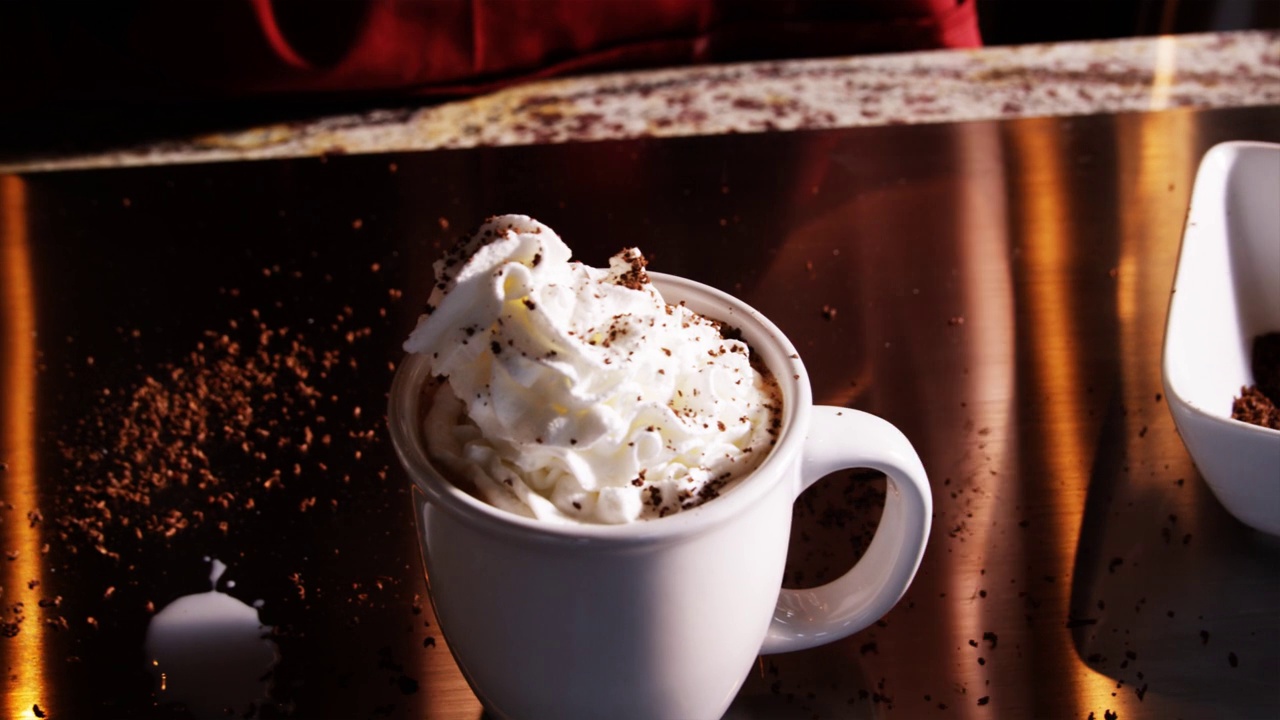 在一杯热巧克力上抹上鲜黃油视频下载