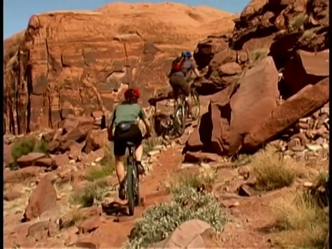 两骑山地自行车视频素材
