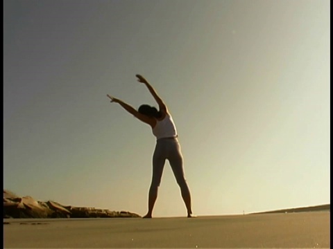 海滩上的瑜伽视频素材